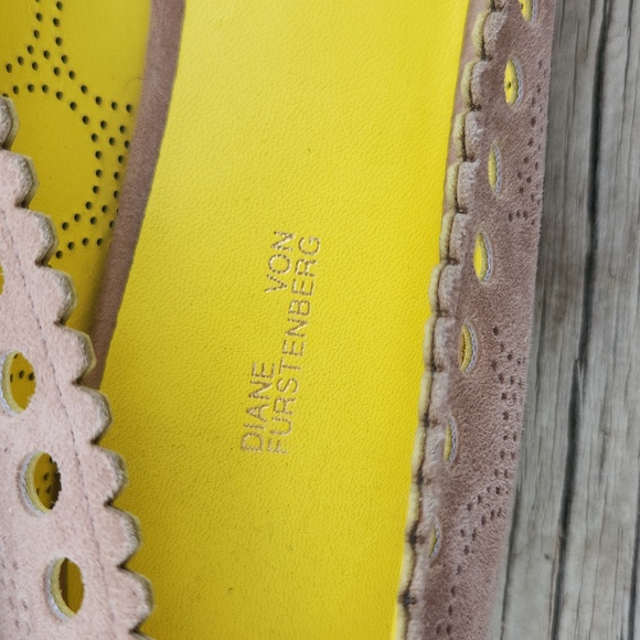 Diane Von Furstenberg Taupe Lazer Cut Suede Flats Size 8.5 In EUC - Picture 2 of 8